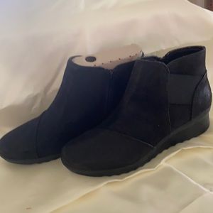 Clarks Cloudstepper booties brand new! Easy to wear, very comfortable!